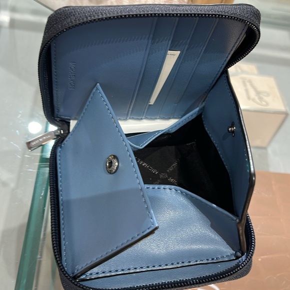 Michael Kors COOPER
3654LPCF5B
ZIP BILLFOLD WITH CHAIN
DENIM - Picture 12 of 16